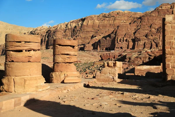 Colunas Antigas Grande Templo Templo Leões Alados Petra Cidade Histórica — Fotografia de Stock