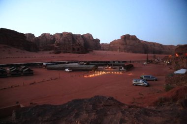 Jordan, Wadi Rum çöl, 6 Aralık 2016: Wadi Rum kampta Rose kum Hillawi kampı - Ürdün Haşimi Krallığı çöl. Wadi Rum, olarak da bilinen ayın en büyük wadi Ürdün Vadisi