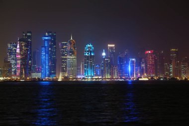 Katar, Doha, 20 Mart 2018: Gece Finans Merkezi Doha - Katar başkenti ve en kalabalık. Corniche road West Bay, Doha, Basra Körfezi, Arap Yarımadası'nda, Ortadoğu'daki görüntüleyin
