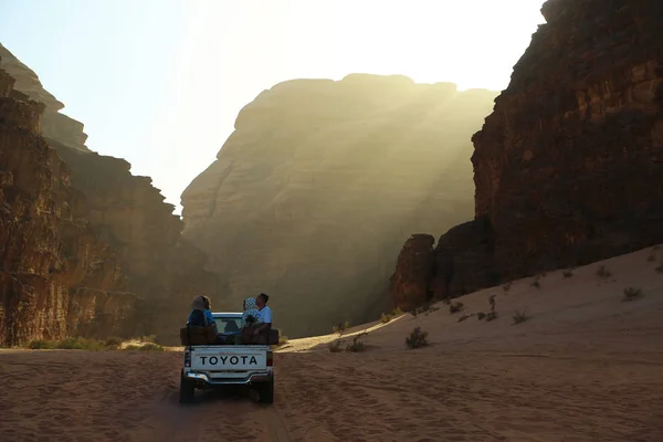 Иордан Вади Рум Декабря 2016 Года Белая Машина Туристами Пустыне — стоковое фото