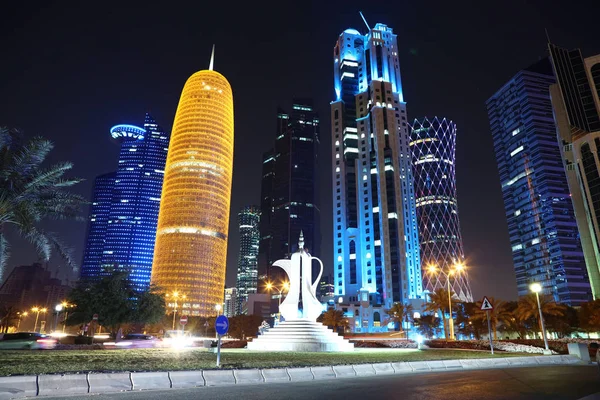 Qatar Doha 2018 Március Corniche Közúti Forgalom Teáskanna Szobra Pénzügyi Jogdíjmentes Stock Képek
