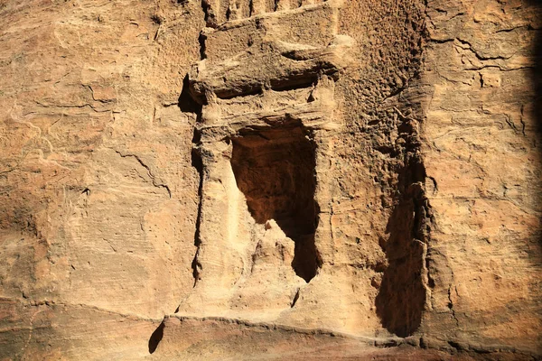 岩石裁减残余在 Siq 长的狭窄的段落 峡谷导致古老的 Petra 历史和考古学城市在约旦哈希姆王国若尔达 — 图库照片