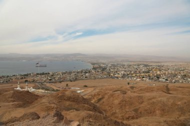 Jordan ve Eilat İsrail şehirde Akabe şehir panoraması. Dağ Akabe City Ürdün'den görüntüleyin. İki şehir ve iki ülke içinde bir fotoğraf