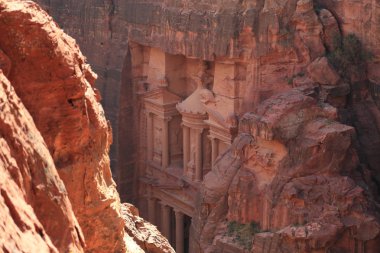 Al Khazneh veya Hazine - Nabatean kaya Tapınağı Antik Petra, başlangıçta Nabataeans için Raqmu - Jorda Haşimi Krallık içinde tarihi kent olarak bilinen bir Helenistik dönemin üstten görünüm
