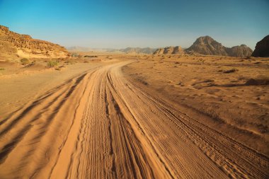 Wadi Rum çölde Ürdün Haşimi Krallığı güzel manzarasına. Wadi Rum çöl Ürdün, olarak da bilinen Valley, Moo inanılmaz sahne