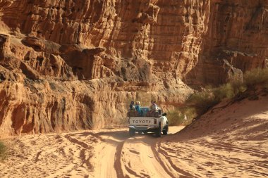 Jordan, Wadi Rum, 5 Aralık 2016: turist Wadi Rum çölde Ürdün Haşimi Krallığı ile araba beyaz. En büyük ve güzel çöldür Ürdün Wadi Rum, olarak da bilinen ay, Vadisi