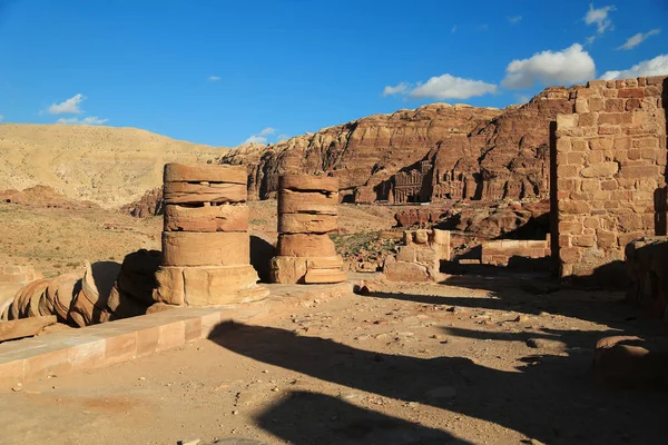 Colunas Antigas Grande Templo Templo Leões Alados Petra Cidade Histórica — Fotografia de Stock