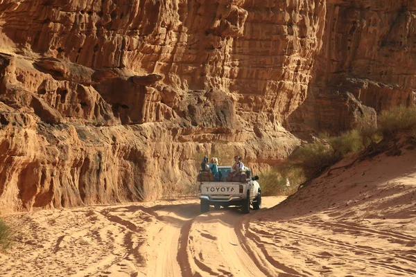 Jordán Wadi Rum Diciembre 2016 Coche Blanco Con Turistas Desierto — Foto de Stock