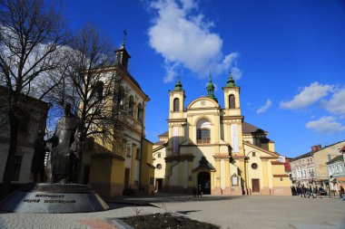 Ukrayna, Ivano-Frankivsk, 23 Şubat 2017: Kutsal Bakire Meryem, şimdi Sanat Müzesi Ivano-Frankivsk City, Batı Ukrayna Sheptitskogo meydanında Kilisesi yakın kişi