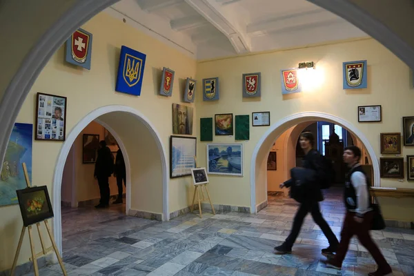 Ukrajina Ivano Frankivsk Února 2017 Lidé Obrazové Galerii Uvnitř Ratusha — Stock fotografie
