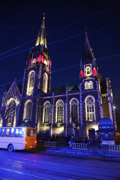Ucrânia Lviv Abril 2015 Pessoas Perto Igreja Dos Santos Olha — Fotografia de Stock