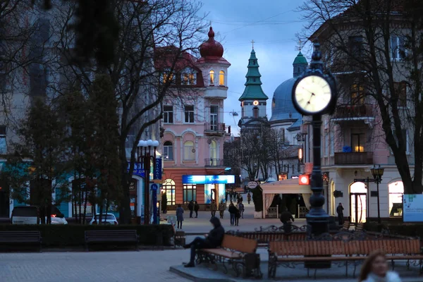 Ucrânia Ternopil Março 2017 Pessoas Rua Noite Ternopil Cidade Oeste — Fotografia de Stock