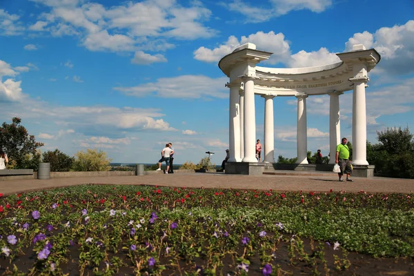 Ucrânia Poltava Junho 2017 Pessoas Perto Rotunda Branca Porto Branco — Fotografia de Stock