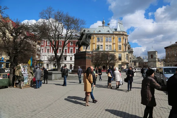 Ucrania Lviv Abril 2015 Personas Cercanas Monumento Rey Danil Galitsky —  Fotos de Stock