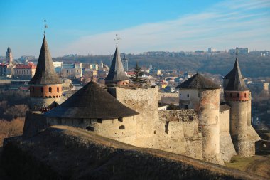 Eski kale Smotrych Nehri üzerinde olan eski bir Ruthenian-Litvanya Kalesi ve tarihi şehir Kamianets-Podilskyi, Ukrayna Podolya tarihi bölgesinde yer alan bir sonraki üç bölümlü Lehçe kale,