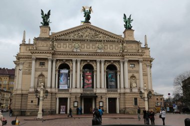 Ukrayna, Lviv, 5 Nisan 2015: Opera ve Bale Tiyatrosu Lviv, Batı Ukrayna yakın kişi