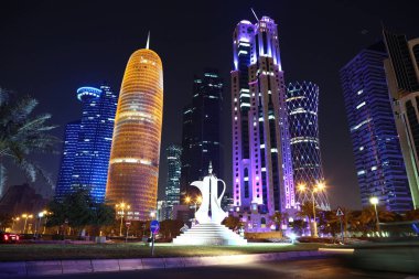 Katar, Doha, 20 Mart 2018: Doha - Qatar, West Bay, Basra Körfezi, Arap Yarımadası'nda, Ortadoğu'daki başkenti ve en kalabalık finans merkezinde Corniche trafik ve çaydanlık heykel