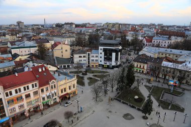 Ukrayna, Ivano-Frankivsk, 23 Şubat 2017: Ratusha veya belediye Ivano-Frankivsk City, Rynok veya Pazar Squar merkezi Ivano-Frankivsk şehirde bina şehirden görünümü Top