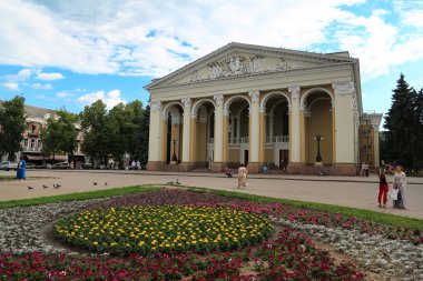 Ukrayna, Poltava, 19 Haziran 2017: İnsanlar ve sonra M.V. Gogol adlı Poltava akademik bölgesel Ukraynalı müzik ve drama theater yakınındaki pideons. Poltava - merkezi Ukrayna Vorskla nehrinde bulunan şehir