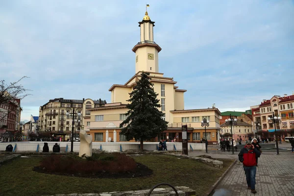 Ουκρανία Ivano Frankivsk Φεβρουαρίου 2017 Άνθρωποι Κοντά Ratusha Δημαρχείο Ivano — Φωτογραφία Αρχείου