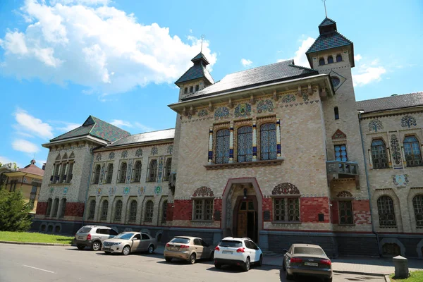 ウクライナ ポルタヴァ 2017 道路交通ポルタヴァ ウクライナのローカル歴史博物館の建物の近くです ポルタヴァ地域研究博物館 最も古いの Ukrain の豊かな博物館 — ストック写真