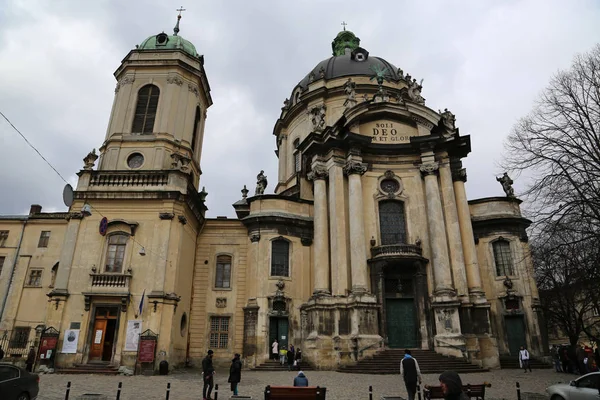 Ucrânia Lviv Abril 2015 Pessoas Perto Igreja Mosteiro Dominicanos Cidade — Fotografia de Stock
