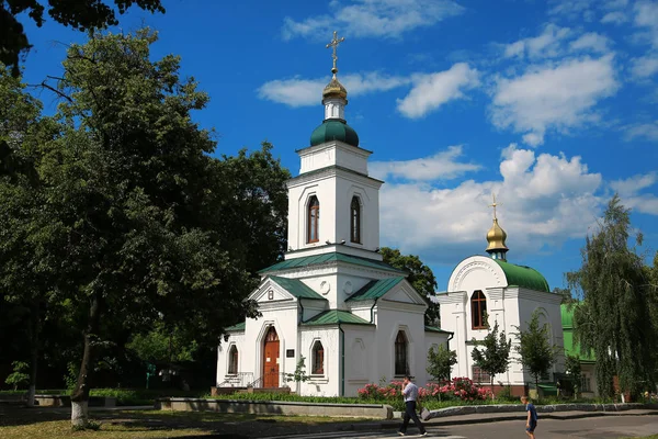 Ουκρανία Πολτάβα Ιουνίου 2017 Άτομα Κοντά Στην Εκκλησία Του Σωτήρα — Φωτογραφία Αρχείου