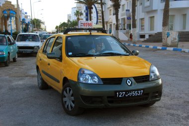 Tunus, Sousse, 28 Haziran 2010: Bina ve araçların Sousse, Tunus sokaklarında