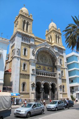 Tunus, Tunus, 30 Haziran 2010: Habib Bourguiba Bulvarı Tunus, Tunus için Katolik Katedrali yakınındaki insanlar