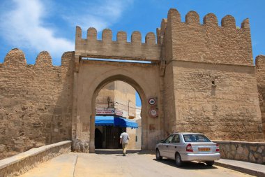 Tunus, Sousse, 28 Haziran 2010: Sousse, Tunus Medina Mahallesi eski Kalesi yakın kişi. Medina, bugün Sousse arkeolojik müze evleri