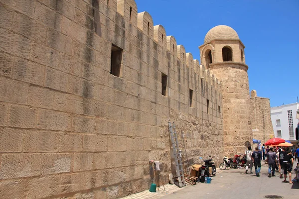 Tunisia Sousse Giugno 2010 Persone Vicino Alla Vecchia Roccaforte Nel — Foto Stock