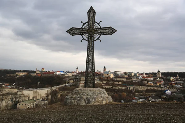 Velký Kovový Kříž Kamianets Podilskyi Město Západní Ukrajině Pozadí Staré — Stock fotografie