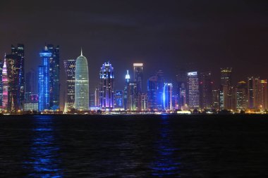 Katar, Doha, 20 Mart 2018: Gece Finans Merkezi Doha - Katar başkenti ve en kalabalık. Corniche road West Bay, Doha, Basra Körfezi, Arap Yarımadası'nda, Ortadoğu'daki görüntüleyin