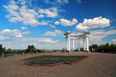 Ukrayna, Poltava, 19 Haziran 2017: Beyaz rotunda veya Poltava - şehir merkezi Ukrayna, Poltava sermaye şehir oblast veya provinc Vorskla Nehri üzerinde bulunan beyaz Arbor'da yakın kişi