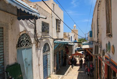 Tunus, Sousse, 28 Haziran 2010: Tunus insanlar Medine Mahallesi eski Doğu pazarında. Medina, bugün Sousse arkeolojik müze evleri