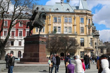 Ukrayna, Lviv, 5 Nisan 2015: İnsanlara yakın anıt Kral Danil Galitsky Lviv, Ukrayna
