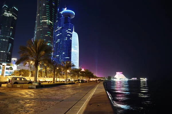 Qatar Doha Marzo 2018 Corniche Road Doha Capital Ciudad Más —  Fotos de Stock