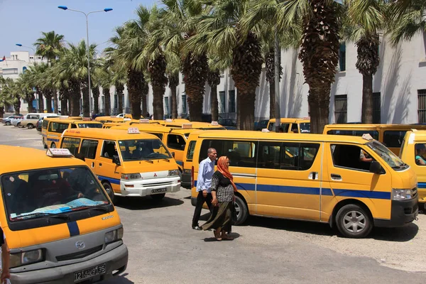 Tunisia Sousse Junio 2010 Personas Taxis Amarillos Calle Sousse Túnez — Foto de Stock