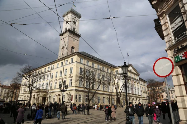 Ukraina Lviv April 2015 Folk Nära Lviv Stadshuset Torget Centrala — Stockfoto