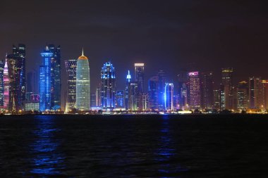 Katar, Doha, 20 Mart 2018: Gece Finans Merkezi Doha - Katar başkenti ve en kalabalık. Corniche road West Bay, Doha, Basra Körfezi, Arap Yarımadası'nda, Ortadoğu'daki görüntüleyin