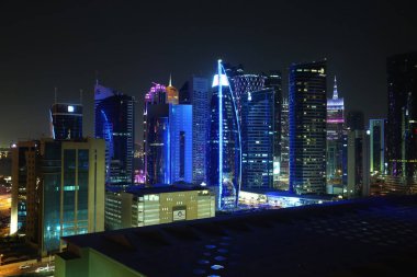 Katar, Doha, 20 Mart 2018: Gece cityscape Panoraması Doha - Qatar, West Bay, Basra Körfezi, Arap Yarımadası'nda, Ortadoğu'daki başkenti ve en kalabalık Finans Merkezi