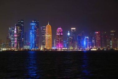 Katar, Doha, 20 Mart 2018: Gece Finans Merkezi Doha - Katar başkenti ve en kalabalık. Corniche road West Bay, Doha, Basra Körfezi, Arap Yarımadası'nda, Ortadoğu'daki görüntüleyin