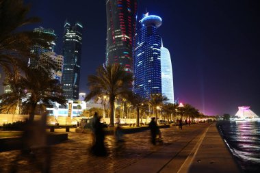 Katar, Doha, 20 Mart 2018: Corniche road, Doha - Qatar, Basra Körfezi, Arap Yarımadası'nda, orta Eas başkenti ve en kalabalık