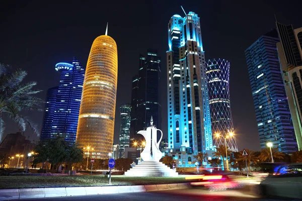 Qatar Doha Março 2018 Corniche Road Traffic Teapot Sculpture Financial — Fotografia de Stock