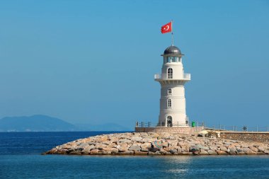 Deniz feneri ile kırmızı bayrak, Alanya, Türkiye