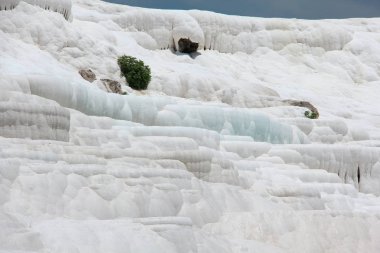 Pamukkale - pamuk kale, Denizli İl güneybatı Türkiye'de. Ünlü bir beyaz karbonat mineral için sol tarafından alandır akan su