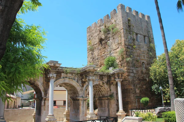 Porta Antiga Imperador Romano Adriano Centro Cidade Antália Turquia — Fotografia de Stock
