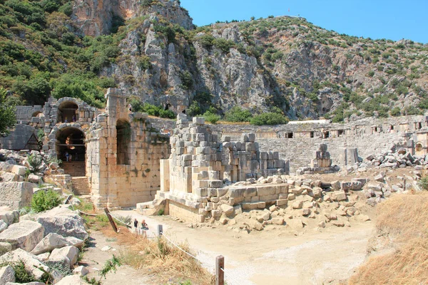 古老的希腊罗马圆形剧场在迈拉 古老的名字 德姆雷 土耳其 玛拉是利西亚的一个古色古香的小镇 德姆雷是一个小镇 德姆雷今天坐落在今天的安塔利亚省图尔克 — 图库照片