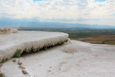 Pamukkale - pamuk kale, Denizli İl güneybatı Türkiye'de. Ünlü bir beyaz karbonat mineral için sol tarafından alandır akan su