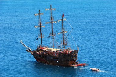 Türkiye, Antalya, 26 Haziran 2011: Gemi yakın limanda Kaleiçi - Antalya Türkiye'de eski şehirde görmek